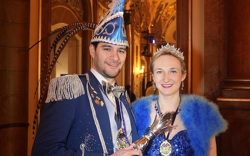 Das Narrhalla-Prinzenpaar, Prinz Stephan I. und Prinzessin Samantha I., am Mittwoch im Deutschen Theater.