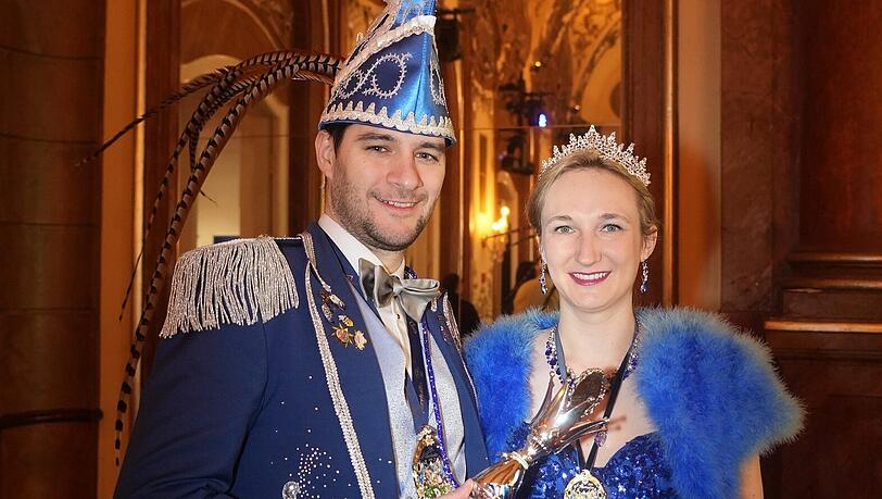 Das Narrhalla-Prinzenpaar, Prinz Stephan I. und Prinzessin Samantha I., am Mittwoch im Deutschen Theater.