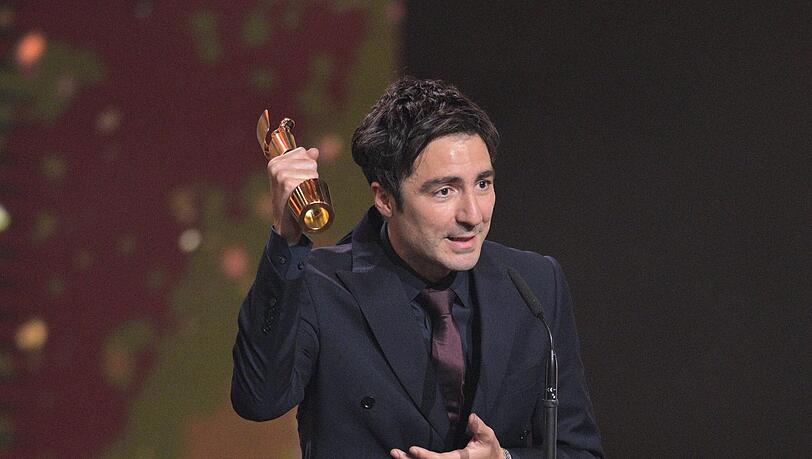 Regisseur Ilker Catak, bei der Verleihung des Deutschen Filmpreises mit dem Preis f&uuml;r die beste Regie f&uuml;r &bdquo;Das Lehrerzimmer&ldquo;. Ebenfalls eine Produktion von Ingo Fliess.