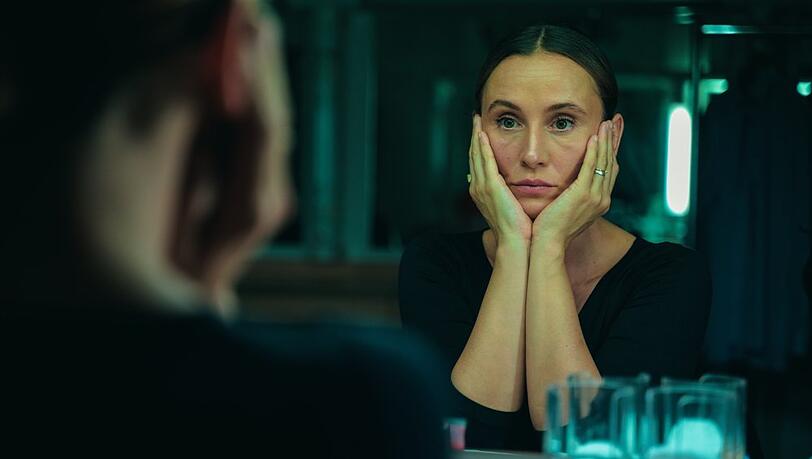 "Eine bessere Welt": Die Wissenschaftlerin Elena (Peri Baumeister) polarisiert mit ihrem Buch mit Ideen f&uuml;r eine &ouml;kologische Zukunft.