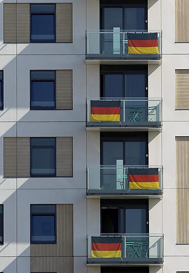 Die Balkone der deutschen Mannschaft im Olympischen Dorf in London erstrahlen in schwarz-rot-gold.