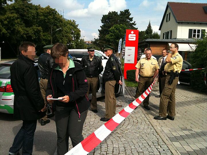 Polizisten vor dem Tatort in Martinsried