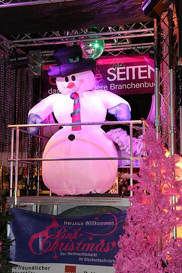 Sogar der Schneemann ist ganz rosa beim "Pink Christmas" auf dem Stephansplatz.