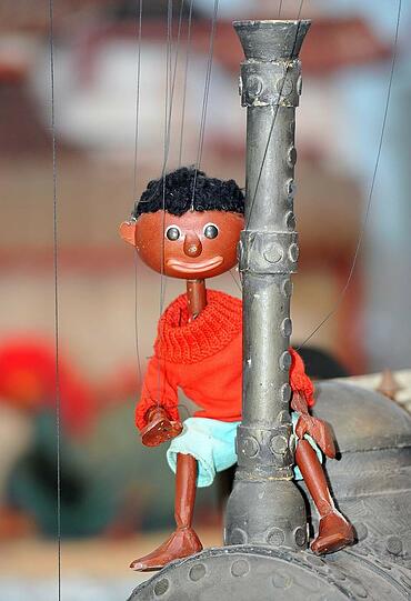 Die Marionette Jim Knopf sitzt in Augsburg auf der Lokomotive Emma. Ihre gemeinsamen Abenteuer wurden vor 52 Jahren erstmals in der Puppenkiste aufgeführt.