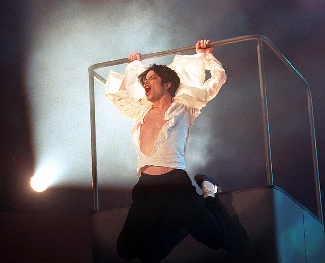 Der inzwischen verstorbene "King of Pop" war sogar öfter bei "Wetten, dass...", hier bei seinem legendären Auftritt 1996 mit dem "Earth Song".