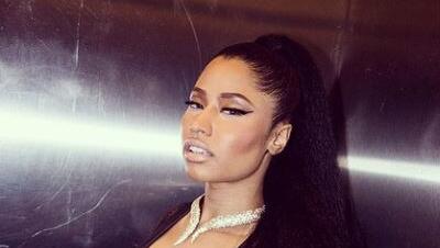 Nicki Minaj wirft sich im Aufzug in eine sexy Pose Nicki Minaj wirft sich im Aufzug in eine sexy Pose