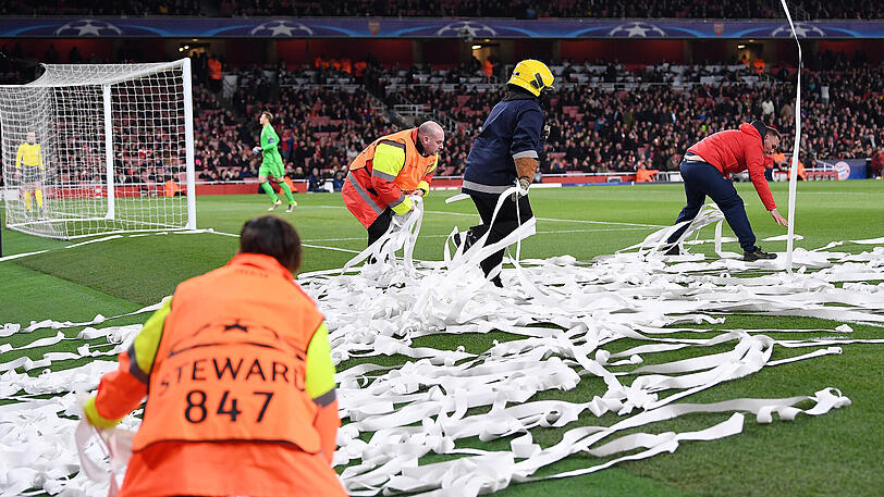 Aufräumen auf dem Rasen: Bayern-Fans warfen Klopapier-Rollen vor dem Spiel bei Arsenal London.