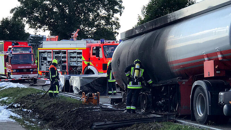 Die Feuerwehr löscht den brennenden Tanklaster. Zuvor fuhr ihn der Fahrer aus dem Wohngebiet.