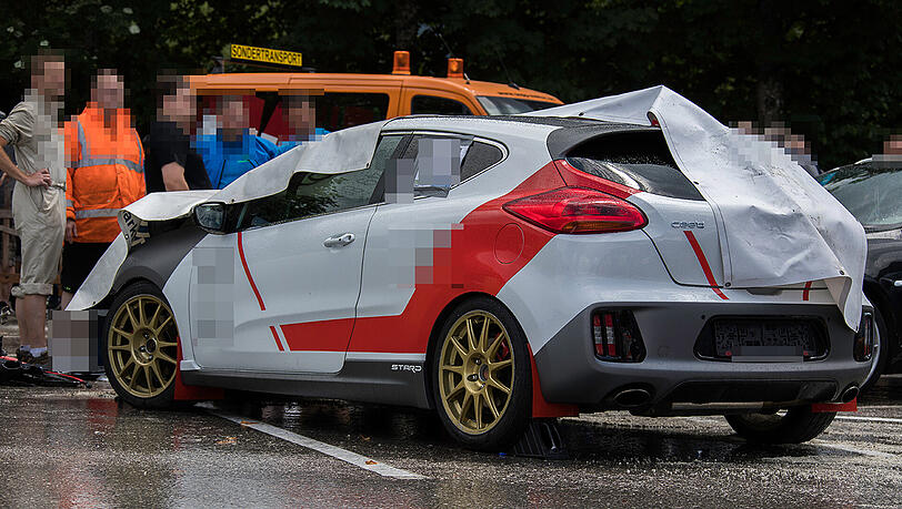 Der demolierte Kia-Sportwagen nach dem Unfall. Der demolierte Kia-Sportwagen nach dem Unfall.