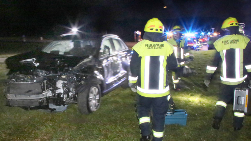 Zu dem Unfall wurden der Rettungsdienst aus Haag sowie die Feuerwehren aus Lengmoos und Gars am Inn gerufen. Den Gesamtschaden schätzt die Polizei auf knapp 35.000 Euro. Zu dem Unfall wurden der Rettungsdienst aus Haag sowie die Feuerwehren aus Lengmoos und Gars am Inn gerufen. Den Gesamtschaden schätzt die Polizei auf knapp 35.000 Euro.