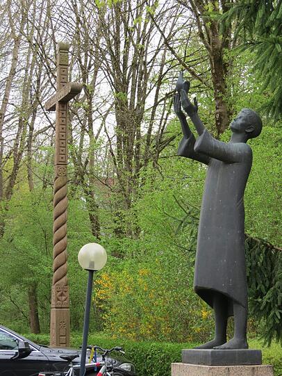 Spaziergang in Harlaching und Umgebung: Dabei u.a. die russisch- orthodoxe Kirche in der Obergiesing. Der umgedrehte Baumstamm beim Spielplatz am Paula-Herzog-Weg; die Wege die mit gelben Blütenstaub bedeckt sind. Die Wege unterhalb des Trainingsgeländes vom TSV 1860 und noch ein paar andere Impressionen.