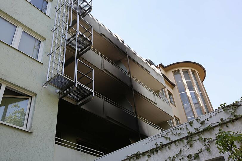 Die rußgeschwärzte Fassade des Hauses in der Plinganserstraße nach dem Brand.