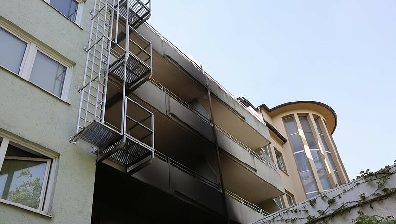 Die rußgeschwärzte Fassade des Hauses in der Plinganserstraße nach dem Brand. Die rußgeschwärzte Fassade des Hauses in der Plinganserstraße nach dem Brand.