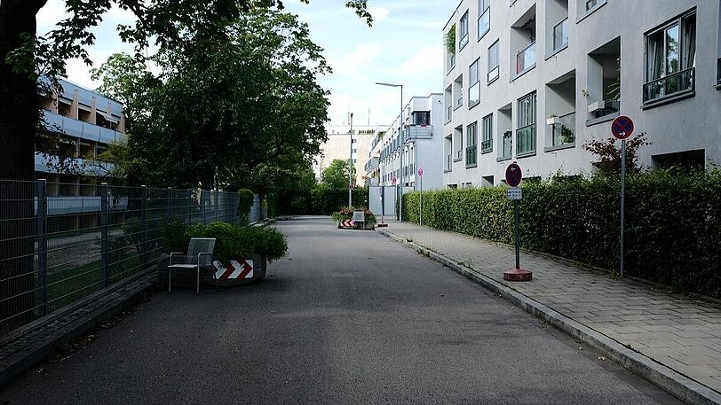 Am Mildred-Scheel-Bogen hinterm Schwabinger Krankenhaus ist es zwar schön schattig, aber richtig einladend sieht es hier auch nicht aus.