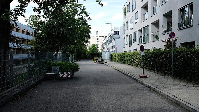Am Mildred-Scheel-Bogen hinterm Schwabinger Krankenhaus ist es zwar schön schattig, aber richtig einladend sieht es hier auch nicht aus.