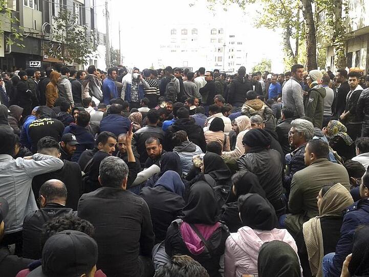 Die Erhöhung der Benzinpreise war Auslöser für die seit Tagen andauernden Proteste im Iran.