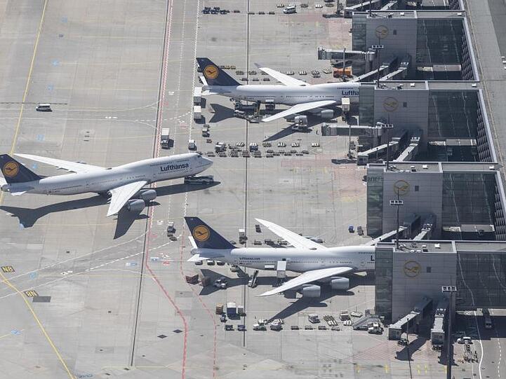 Passagierflugzeuge der Lufthansa stehen an Terminal 1 des Flughafens Frankfurt. Der Flughafenbetreiber Fraport will künftig mehr Gewinne im Ausland erzielen.