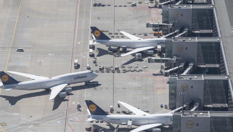 Passagierflugzeuge der Lufthansa stehen an Terminal 1 des Flughafens Frankfurt. Der Flughafenbetreiber Fraport will künftig mehr Gewinne im Ausland erzielen. Passagierflugzeuge der Lufthansa stehen an Terminal 1 des Flughafens Frankfurt. Der Flughafenbetreiber Fraport will künftig mehr Gewinne im Ausland erzielen.