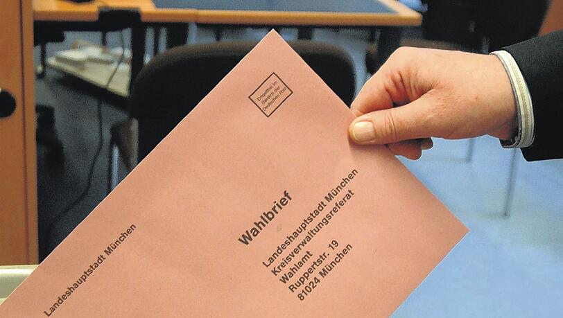 Die Kreuze sind gemacht – jetzt gleitet der Umschlag mit dem wertvollen Stimmzettel in die Wahlurne. Die Kreuze sind gemacht – jetzt gleitet der Umschlag mit dem wertvollen Stimmzettel in die Wahlurne.