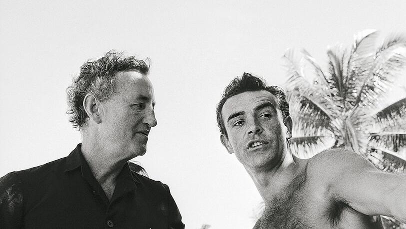 James-Bond-Erfinder Ian Fleming (l.) am Set der ersten Kinoverfilmung "007 jagt Dr. No" mit Hauptdarsteller Sean Connery im Jahr 1962.