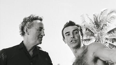 James-Bond-Erfinder Ian Fleming (l.) am Set der ersten Kinoverfilmung "007 jagt Dr. No" mit Hauptdarsteller Sean Connery im Jahr 1962.
