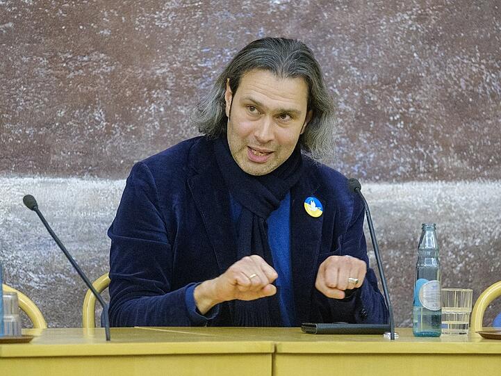 Vladimir Jurowski mit einem Anstecker in den ukrainischen Farben und einer weißen Friedenstaube in der Evangelischen Akademie.