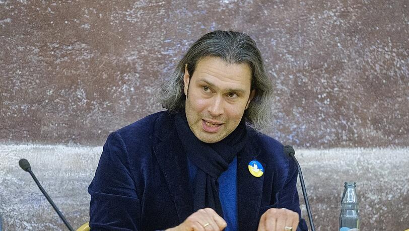 Vladimir Jurowski mit einem Anstecker in den ukrainischen Farben und einer weißen Friedenstaube in der Evangelischen Akademie.