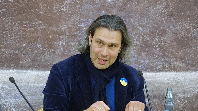 Vladimir Jurowski mit einem Anstecker in den ukrainischen Farben und einer weißen Friedenstaube in der Evangelischen Akademie.