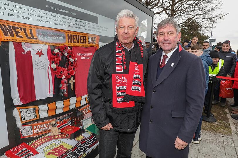 Fahnen der United-Fanclubs hängen am Manchesterplatz.