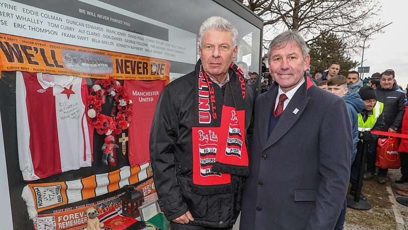 Fahnen der United-Fanclubs hängen am Manchesterplatz.