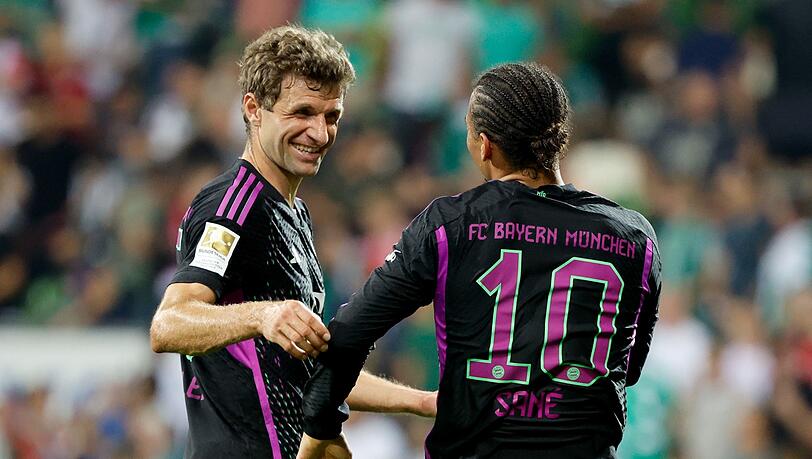 Bayerns Thomas Müller (l) und Leroy Sane jubeln.