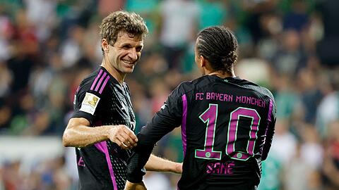 Bayerns Thomas Müller (l) und Leroy Sane jubeln.