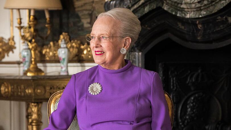 Eines der beiden offiziellen Geburtstagsporträts: Königin Margrethe II. von Dänemark wurde im Schloss Fredensborg fotografiert.