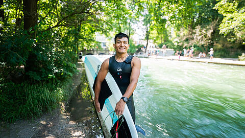 Als die Welle und Yuma Zadehs Welt noch in Ordnung waren: Die AZ traf den Surfer im August 2024 am Eisbach. Dort ist er seit einigen Jahren nahezu täglich. Dabei hatte er seit seiner Flucht übers Mittelmeer jahrelang Angst vor Wasser und lernte erst mit 18 Jahren schwimmen.