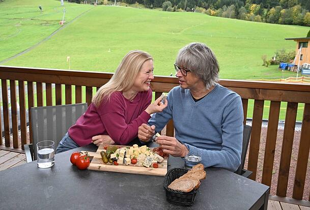 Gesichtet in Fieberbrunn in Tirol: Sybille Waury und Joachim Friedmann genießen ein typisches Brotzeitbrettl im Hotel "ADEA Lifestyle Suites".