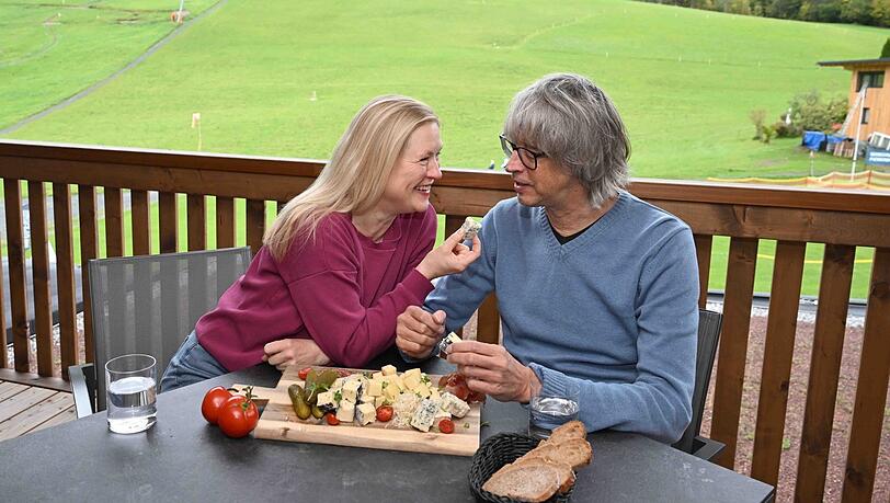 Gesichtet in Fieberbrunn in Tirol: Sybille Waury und Joachim Friedmann genie&szlig;en ein typisches Brotzeitbrettl im Hotel "ADEA Lifestyle Suites".
