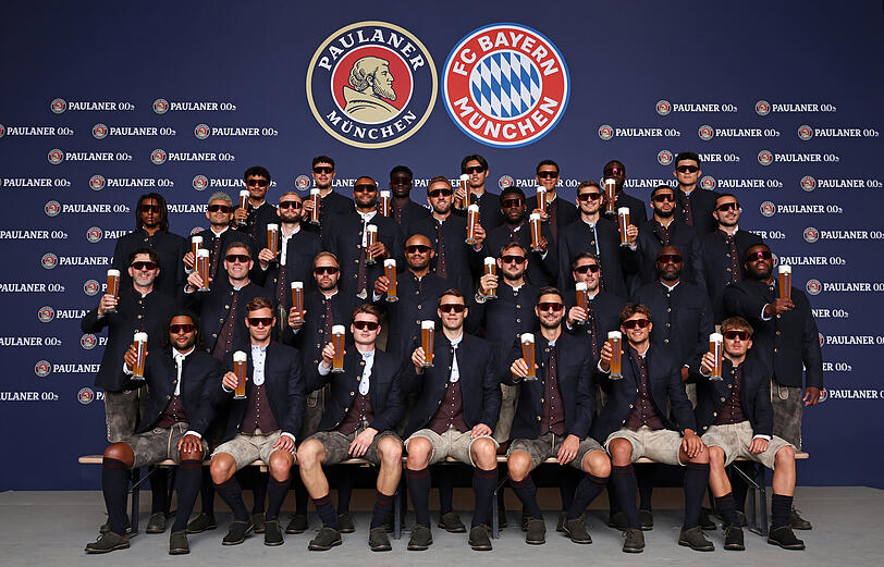 Die Stars des FC Bayern beim alljährlichen Lederhosen-Shooting von Paulaner. Die Stars des FC Bayern beim alljährlichen Lederhosen-Shooting von Paulaner.