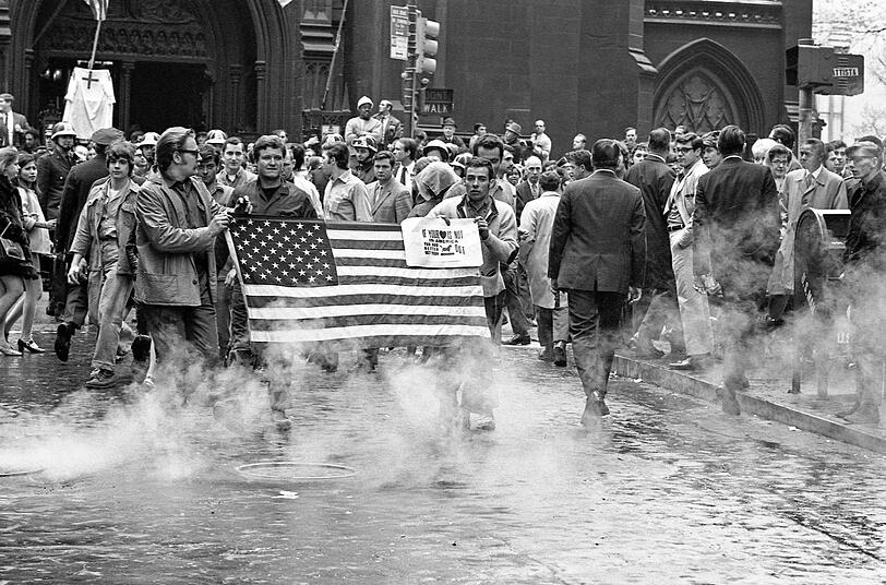 Gegenprotest: New York City, Mai 1970. Eine Gruppe von Bauarbeitern demonstriert in der Nähe der Wall Street in Manhattan gegen die Anti-Vietnam-Proteste. Gegenprotest: New York City, Mai 1970. Eine Gruppe von Bauarbeitern demonstriert in der Nähe der Wall Street in Manhattan gegen die Anti-Vietnam-Proteste.