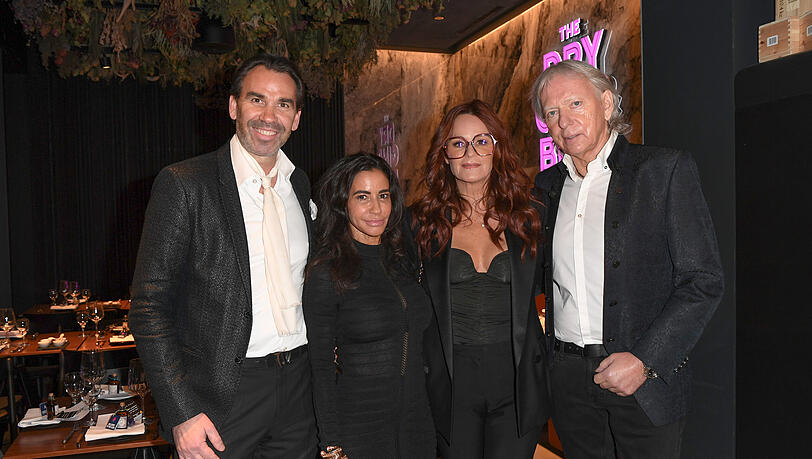 Daniela und Michael Wilhelmer mit Schlagerstar Andrea Berg und ihrem Ehemann Ulrich Ferber. Der Gastronom bewirtet regelmäßig prominente Gäste. Daniela und Michael Wilhelmer mit Schlagerstar Andrea Berg und ihrem Ehemann Ulrich Ferber. Der Gastronom bewirtet regelmäßig prominente Gäste.