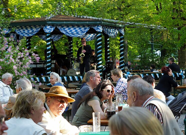 Jazz ist Trumpf: In der Waldwirtschaft am Isarhochufer in Großhesselohe wird man auch musikalisch schnell in Stimmung gebracht.