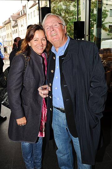 Auch Gruner+Jahr-Entertainment-Inhaber Ulrich Scheele und seine Frau Karen besichtigen die neue Schrannenhalle. Waren Sie auch schon dort?