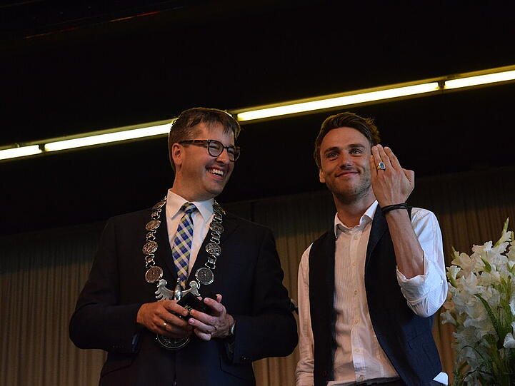 Clueso (re.) mit seinem Ring und dem Goslarer Oberbürgermeister Oliver Junk