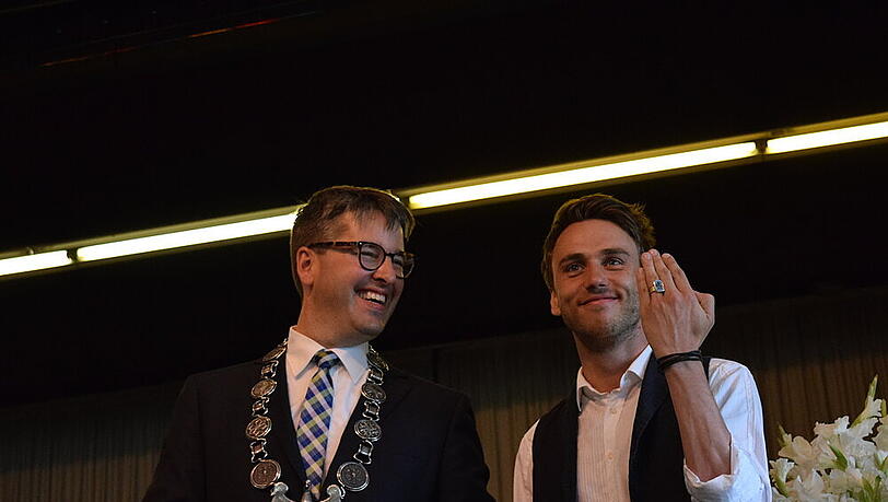 Clueso (re.) mit seinem Ring und dem Goslarer Oberbürgermeister Oliver Junk Clueso (re.) mit seinem Ring und dem Goslarer Oberbürgermeister Oliver Junk
