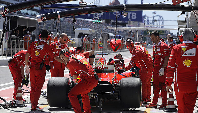 Der Deutsche Sebastian Vettel mit seinem Ferrari beim Stop in der Boxengasse.