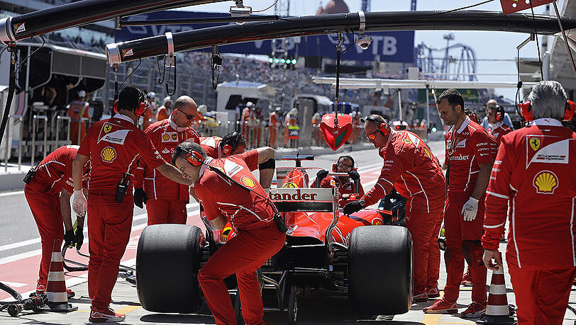 Der Deutsche Sebastian Vettel mit seinem Ferrari beim Stop in der Boxengasse. Der Deutsche Sebastian Vettel mit seinem Ferrari beim Stop in der Boxengasse.