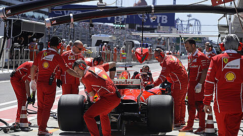 Der Deutsche Sebastian Vettel mit seinem Ferrari beim Stop in der Boxengasse.