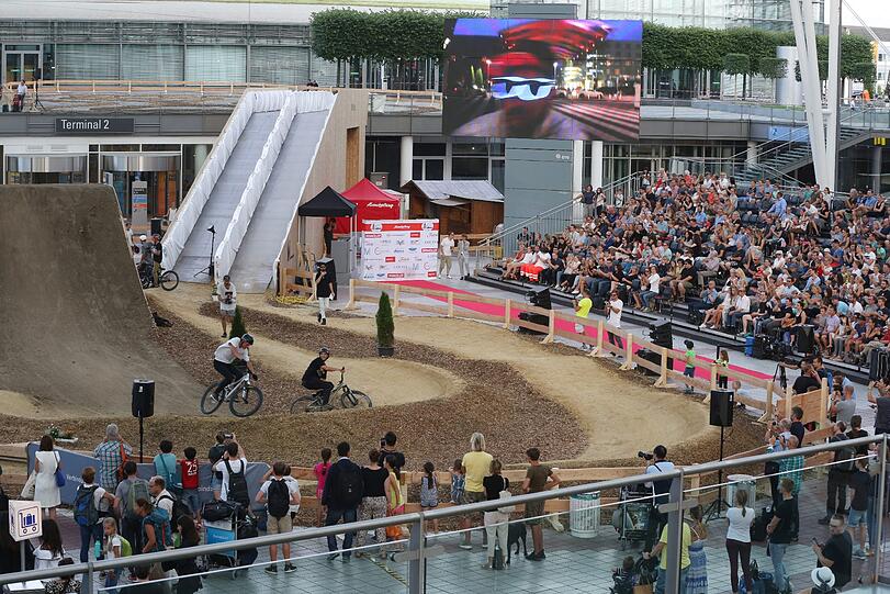 Models und Mountainbiker am Flughafen: Die Bilder vom "Schöne Münchnerin"-Wildcard-Event beim "Bike & Style"-Festival zum Durchklicken.