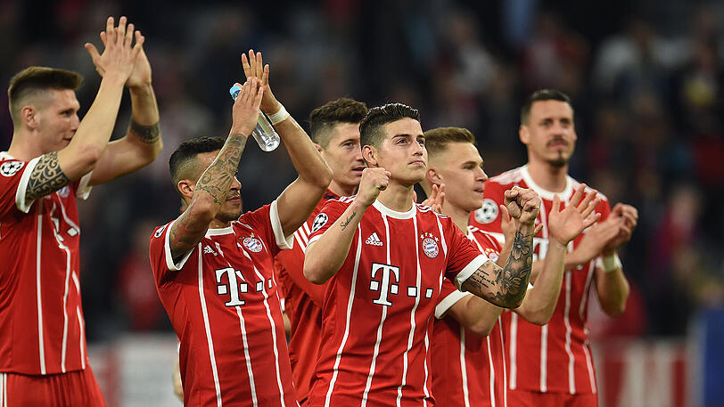 Die Bayern bedanken sich nach dem 0:0 gegen Sevilla bei ihren Fans.