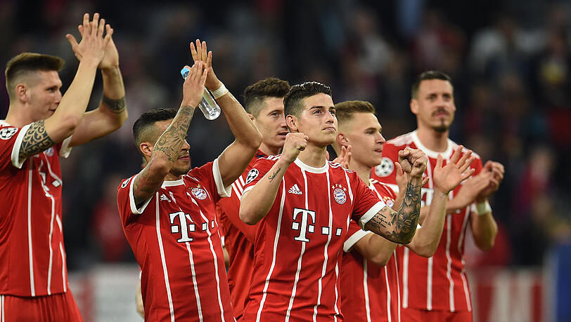 Die Bayern bedanken sich nach dem 0:0 gegen Sevilla bei ihren Fans. Die Bayern bedanken sich nach dem 0:0 gegen Sevilla bei ihren Fans.