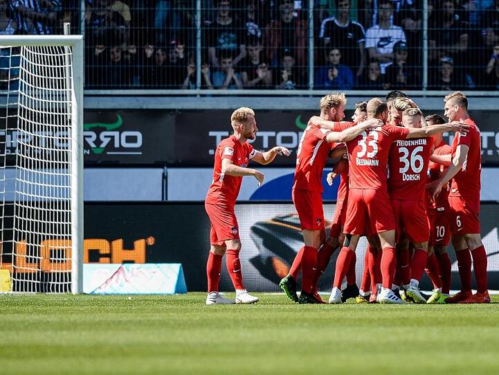 Die Heidenheimer feiern den dritten Treffer, Pauli-Keeper Robin Himmelmann (l) ist bedient.